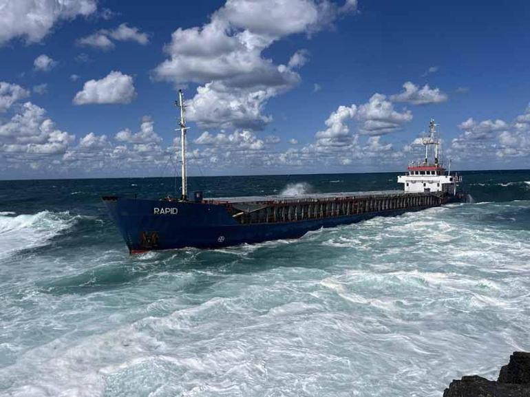 Kuru yük gemisi karaya oturdu; mürettebat kurtarıldı