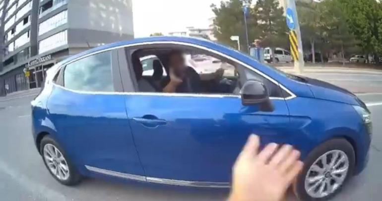 2 sürücünün yol verme kavgası kask kamerasında