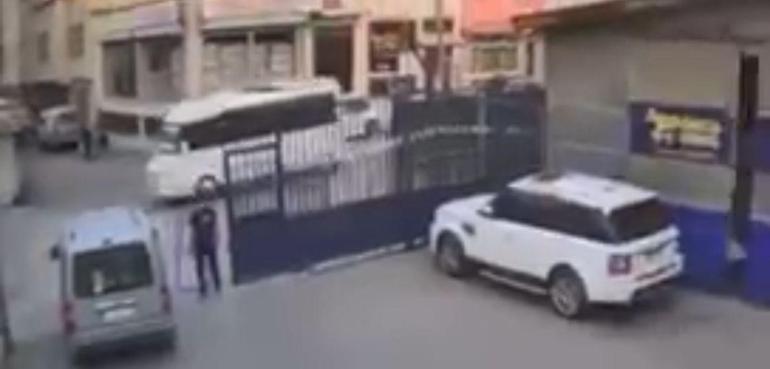 El freni çekilmeyen minibüsü koşarak durdurup park etti; o anlar kamerada