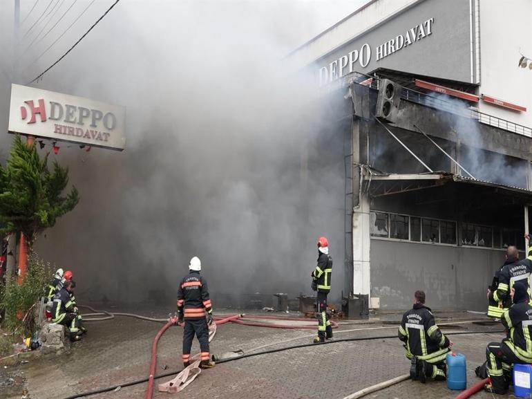 Trabzon’da alışveriş merkezindeki yangında alevler yeniden yükseldi
