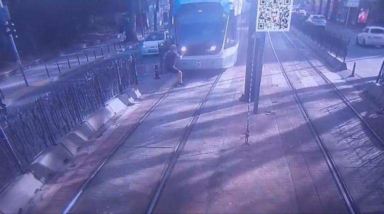 Beyoğlunda tramvayın yayaya çarptığı anlar kamerada; durumu ağır