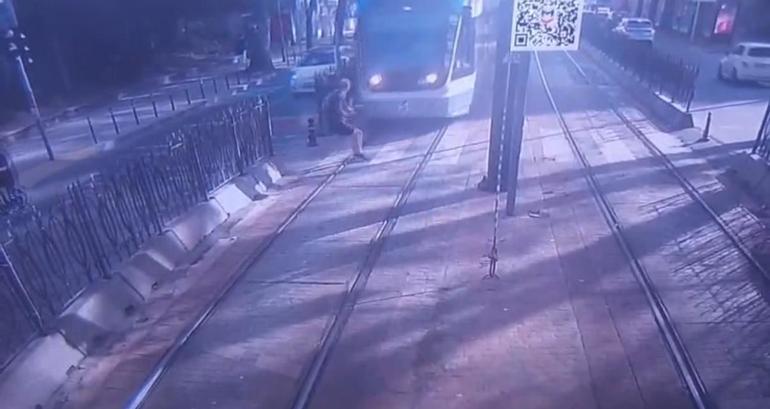 Beyoğlunda tramvayın yayaya çarptığı anlar kamerada; durumu ağır