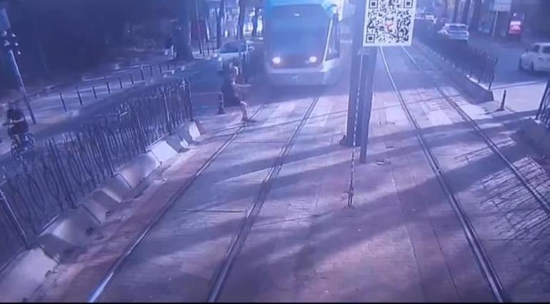 Beyoğlunda tramvayın yayaya çarptığı anlar kamerada; durumu ağır