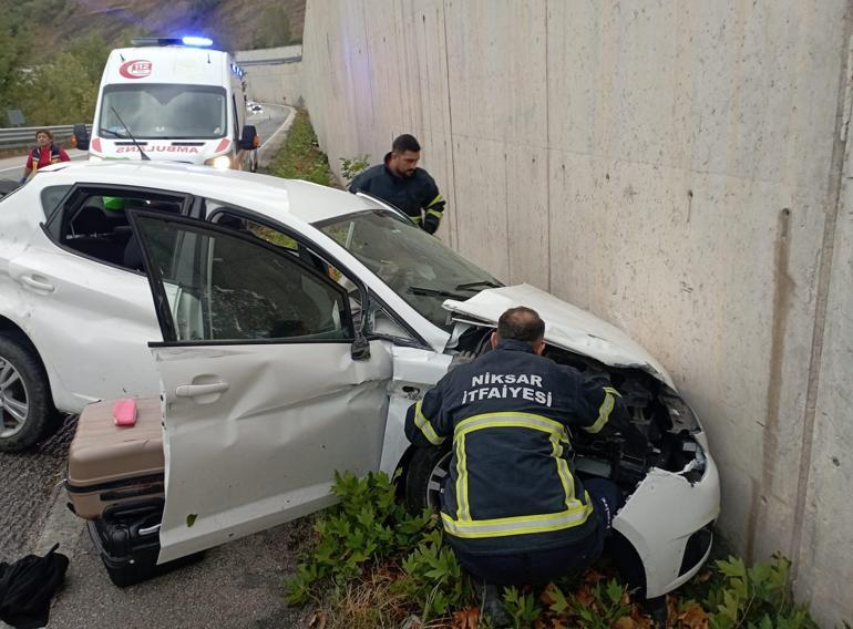 Kazaya müdahale eden polislerin aracına otomobil çarptı; 2si polis 8 yaralı