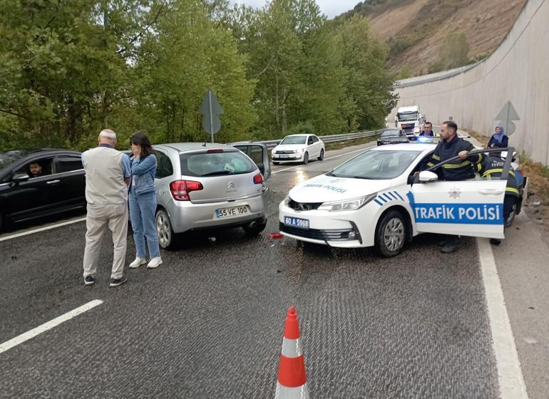 Kazaya müdahale eden polislerin aracına otomobil çarptı; 2si polis 8 yaralı
