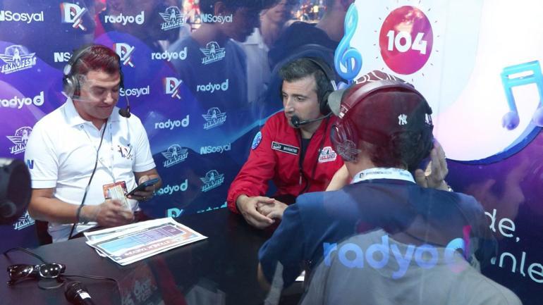 Selçuk Bayraktar, TEKNOFEST’te Demirören Medya standını ziyaret etti