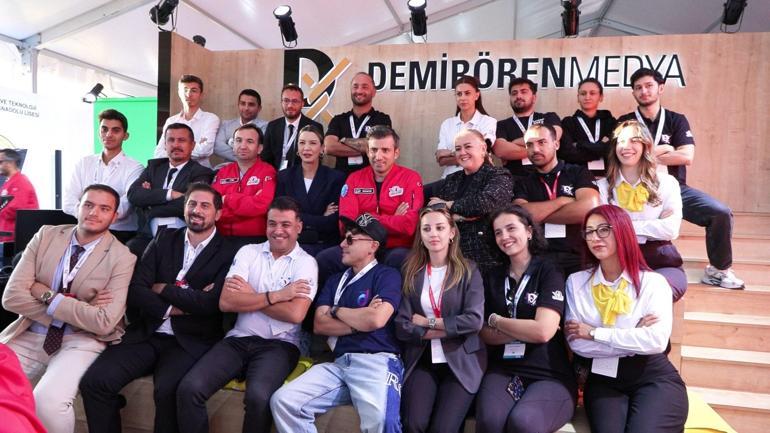 Selçuk Bayraktar, TEKNOFEST’te Demirören Medya standını ziyaret etti