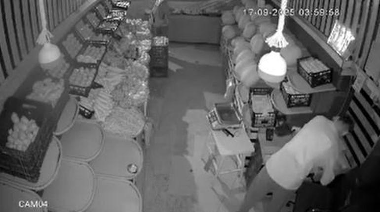 Manavda 2 saat arayla hırsızlık; para bulamayınca meyve çaldılar