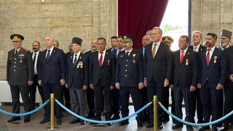 Ankara Valisi Şahin, gazilerle Anıtkabiri ziyaret etti
