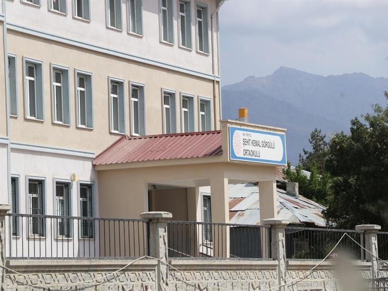 Bıçakla sınıfa girip, 2 öğretmeni yaraladı