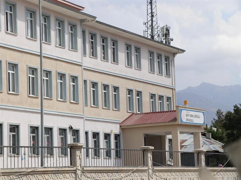 Bıçakla sınıfa girip, 2 öğretmeni yaraladı