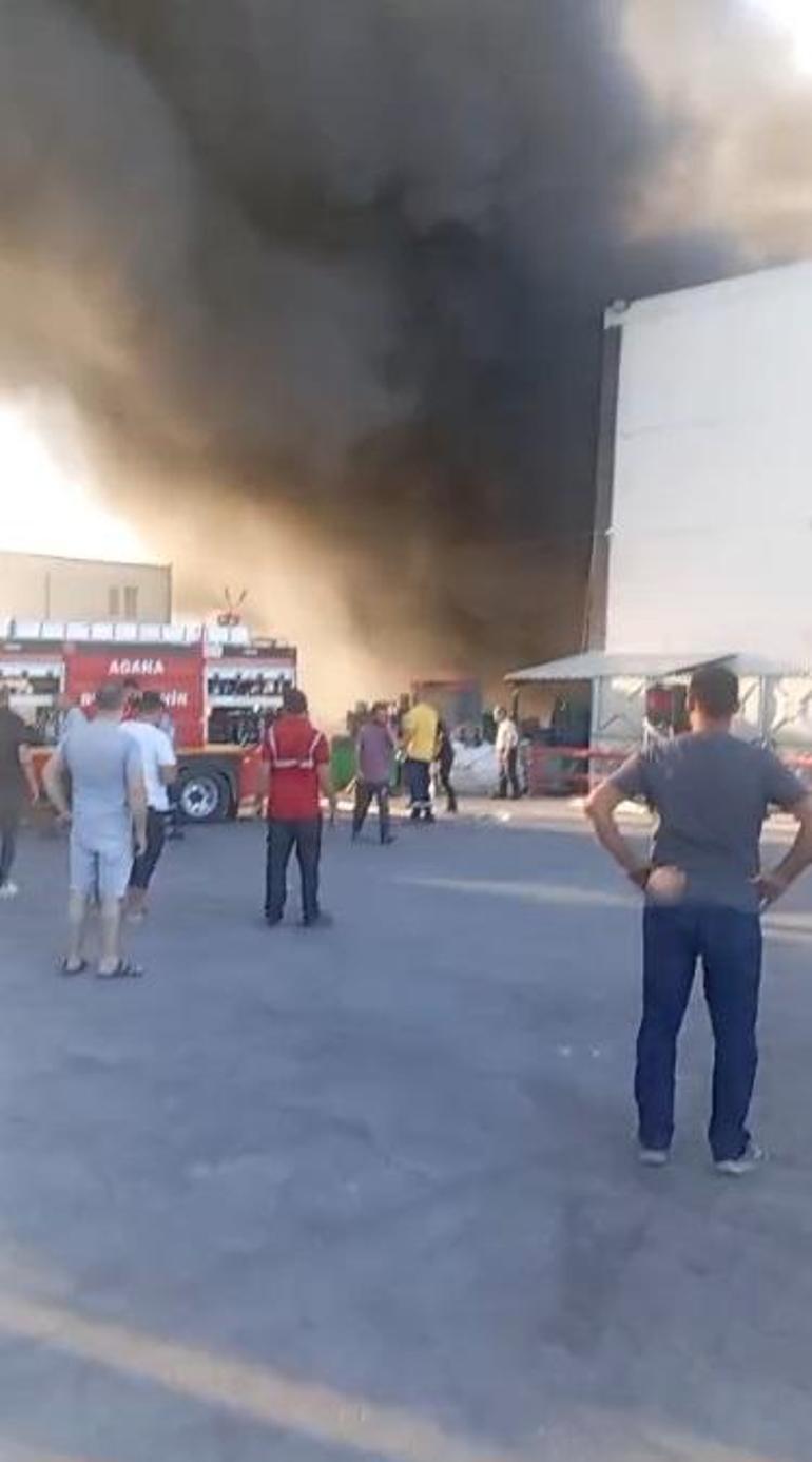 Adanada zincir marketin deposunda çıkan yangın kontrol altında