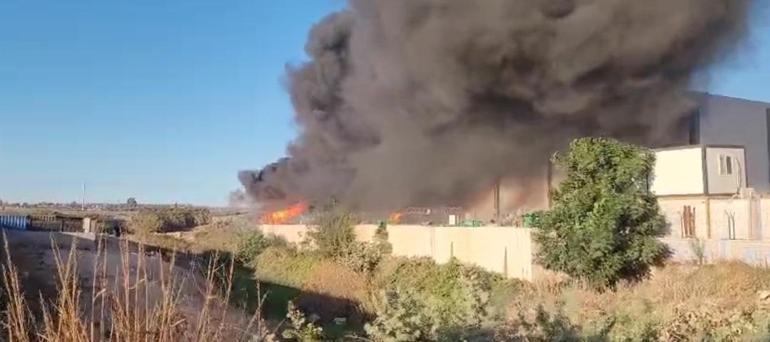 Adanada zincir marketin deposunda çıkan yangın kontrol altında