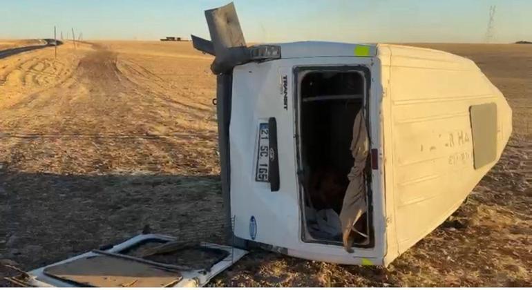 Otomobille çarpışan öğrenci servis minibüsü şarampole devrildi: 9 yaralı