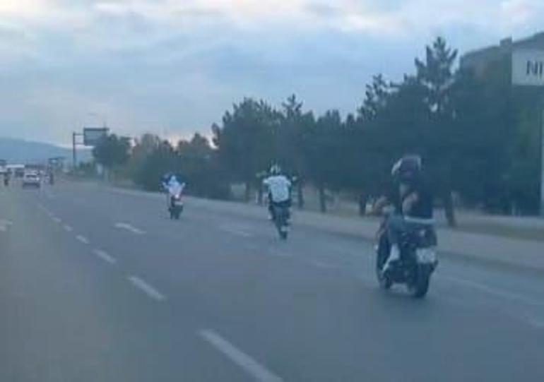 Motosikletlilerin tehlikeli yolculuğu kamerada