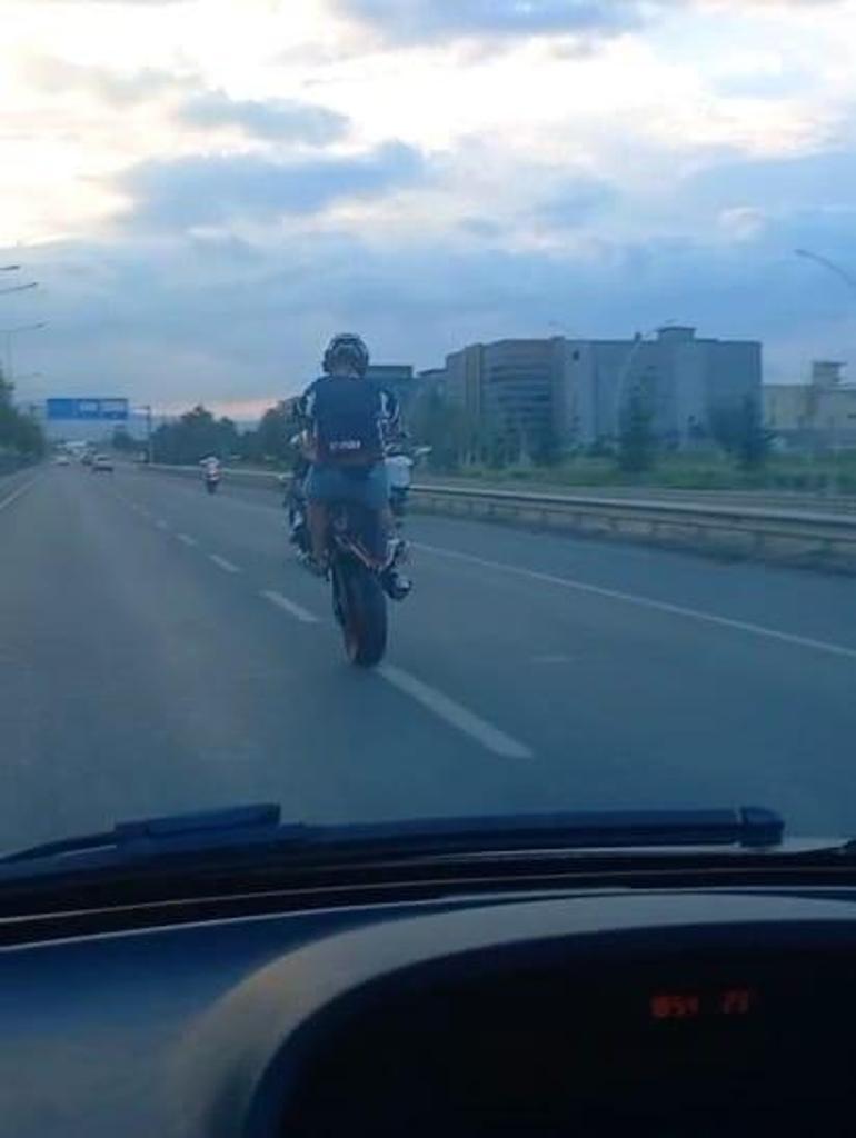 Motosikletlilerin tehlikeli yolculuğu kamerada
