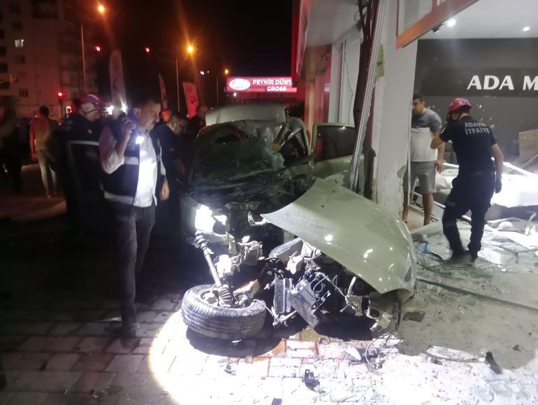 Adanada mobilya mağazasına dalan otomobilin sürücüsü yaralandı