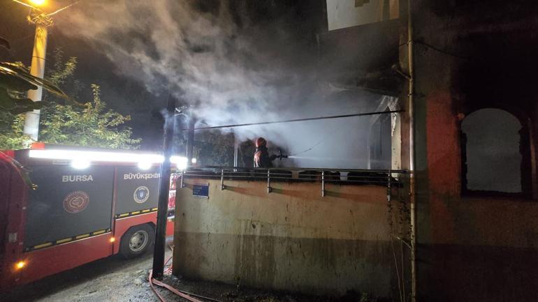 Bursada, 3 katlı binada yangın