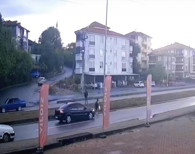 Yaya için durdurulan otomobile, başka araç çarptı; kaza kamerada