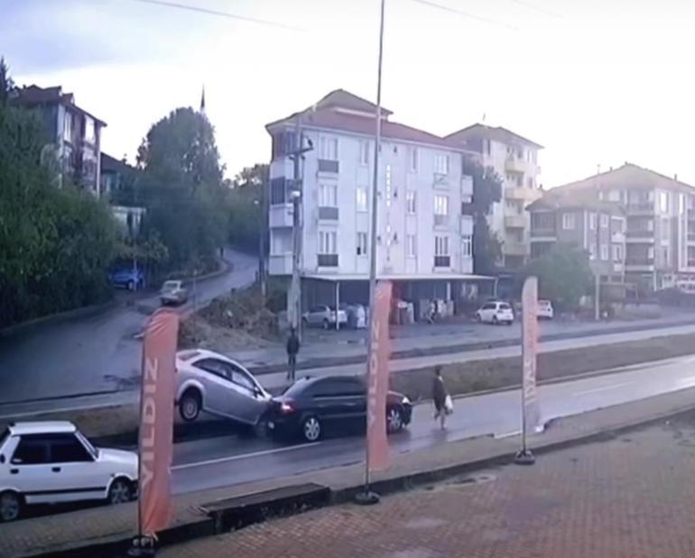 Yaya için durdurulan otomobile, başka araç çarptı; kaza kamerada