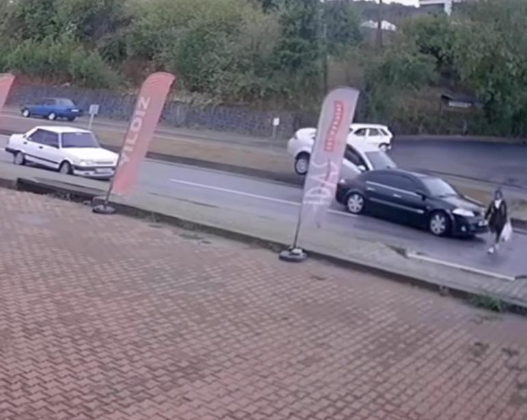 Yaya için durdurulan otomobile, başka araç çarptı; kaza kamerada