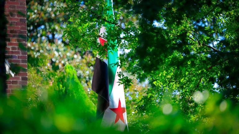 Suriye bayrağı, Washington’da göndere çekildi
