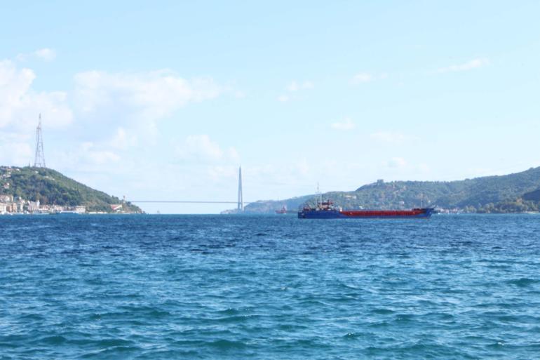 İstanbul Boğazında kaza yapan ‘Artvin’ isimli gemi Büyükdere açıklarına çekildi