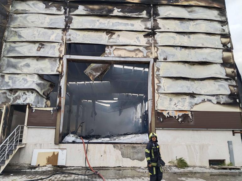 Kayseride mobilya fabrikasında yangın kontrol altında