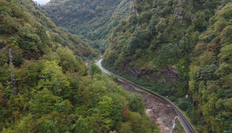 Artvin sağanak etkili oldu; dere taştı, köprü yıkıldı