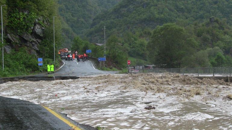 Artvin sağanak etkili oldu; dere taştı, köprü yıkıldı
