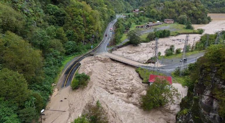 Artvin sağanak etkili oldu; dere taştı, köprü yıkıldı