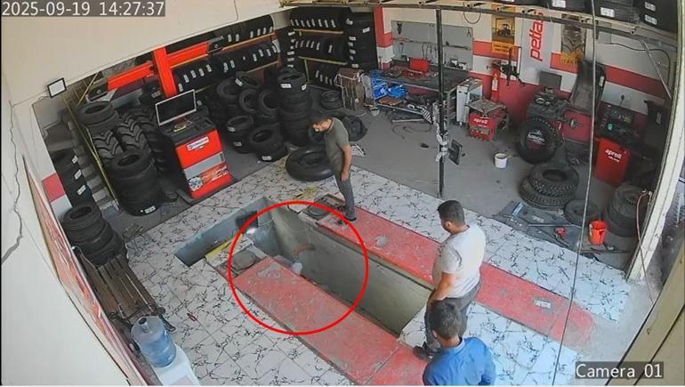 Oto lastikçide çalışan çırağın tamir çukuruna düştüğü anlar kamerada