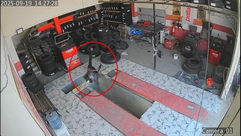 Oto lastikçide çalışan çırağın tamir çukuruna düştüğü anlar kamerada