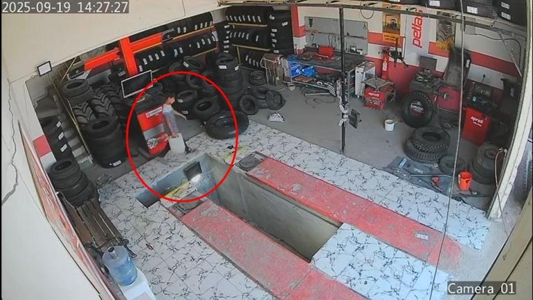 Oto lastikçide çalışan çırağın tamir çukuruna düştüğü anlar kamerada