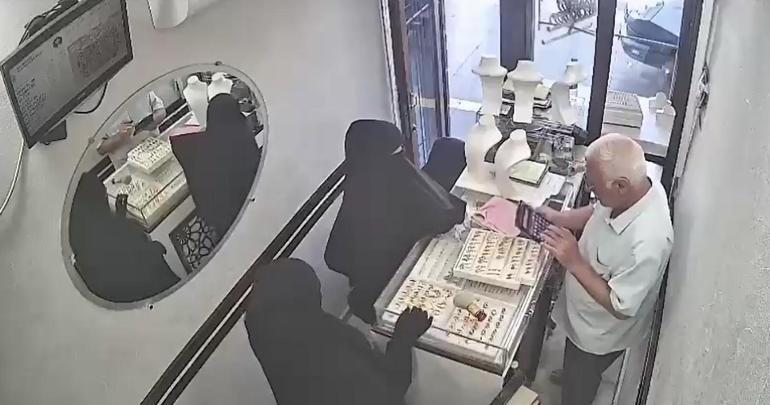 Kuyumcunun dikkatini dağıtıp, 2,5 kilogram altın çaldılar