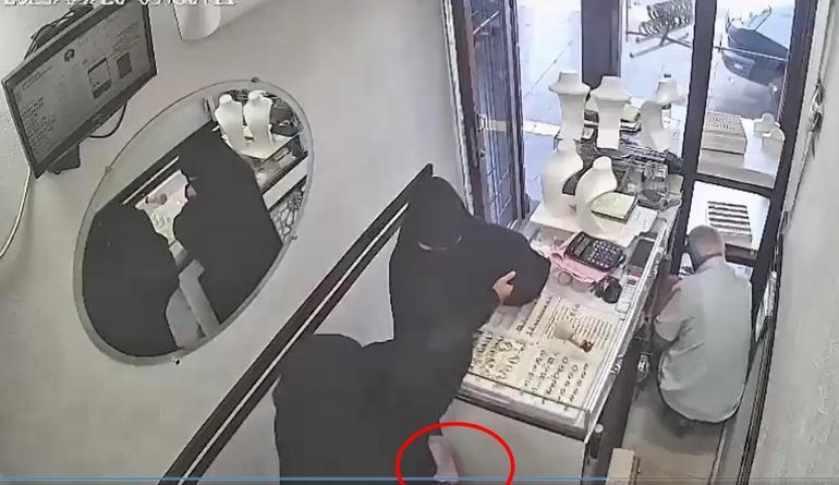 Kuyumcunun dikkatini dağıtıp, 2,5 kilogram altın çaldılar