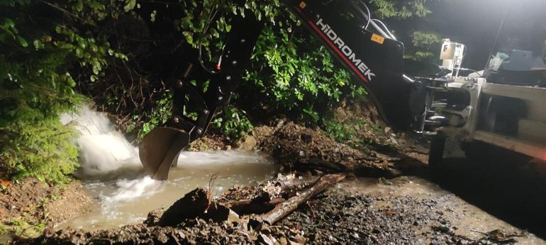 Trabzonda sağanak; 4 ilçede toprak kayması oldu