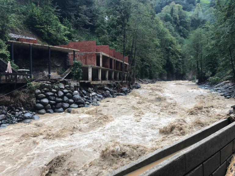 Rizede yağış, sel ve heyelana neden oldu