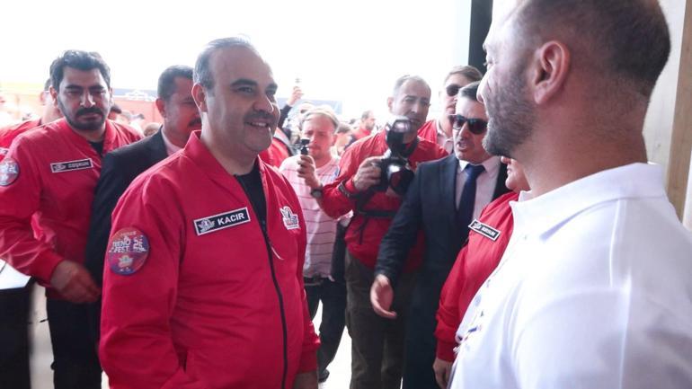 Bakan Kacır, Demirören Medya standını ziyaret etti