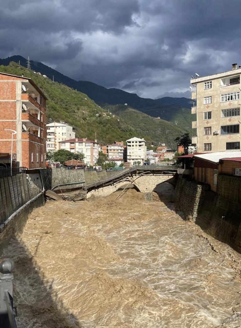 Artvin sağanak etkili oldu; dere taştı, köprü yıkıldı