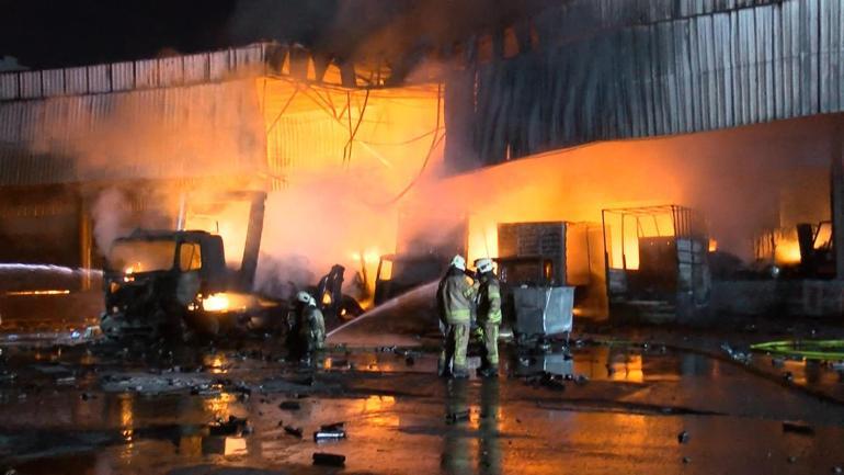 Başakşehirde sanayi bölgesinde kargo deposunda yangın; çok sayıda araç zarar gördü