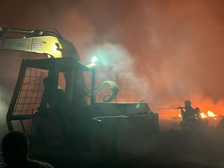 Hatayda hurdalıktaki yangın, ağaçları yaktı