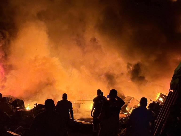 Hatayda hurdalıktaki yangın, ağaçları yaktı