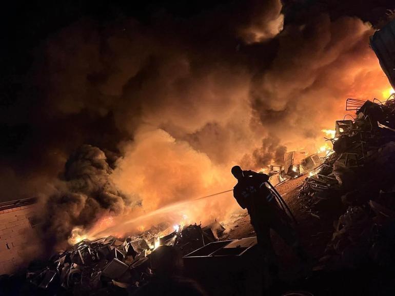 Hatayda hurdalıktaki yangın, ağaçları yaktı