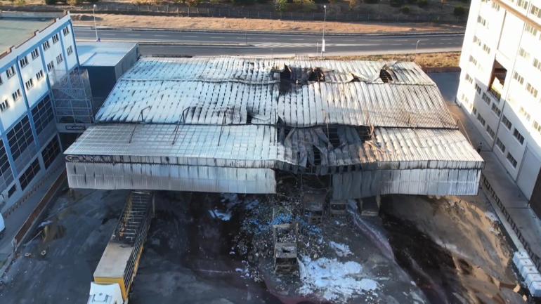 Başakşehirde sanayi bölgesinde kargo deposunda yangın; çok sayıda araç zarar gördü