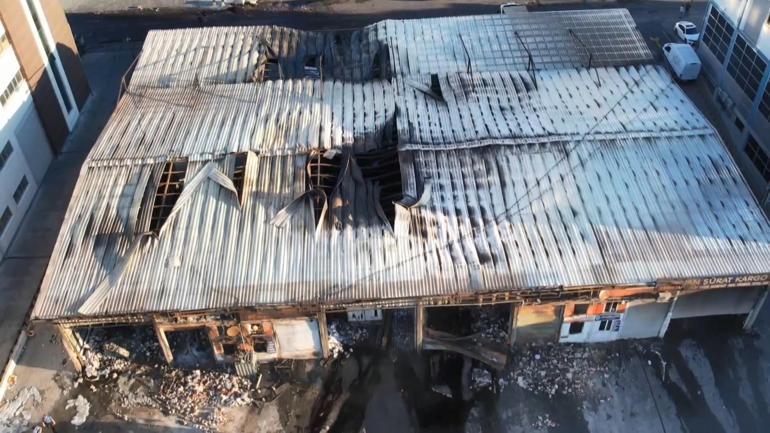 Başakşehirde sanayi bölgesinde kargo deposunda yangın; çok sayıda araç zarar gördü