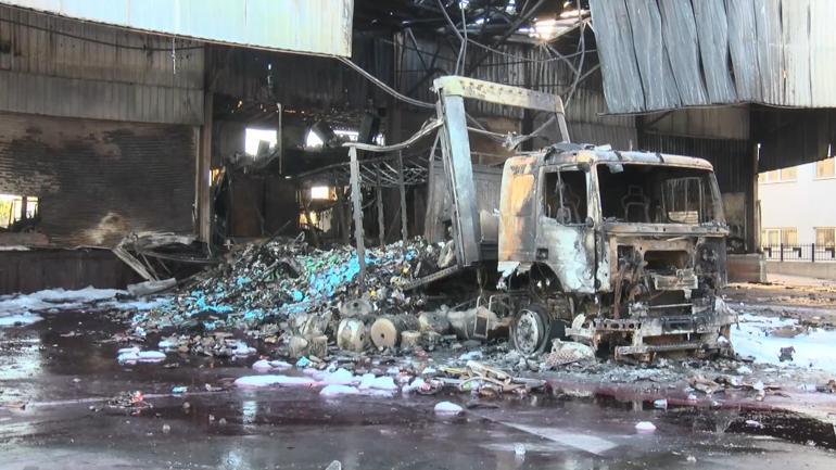 Başakşehirde sanayi bölgesinde kargo deposunda yangın; çok sayıda araç zarar gördü