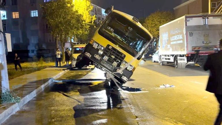 Avcılarda çekiciden düşen minibüs yolda devrildi