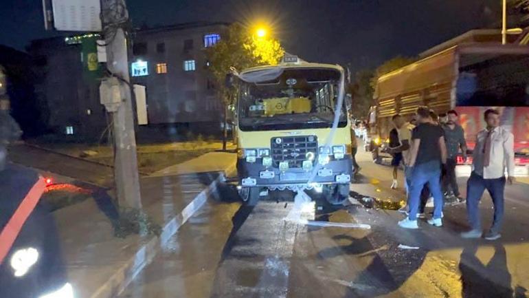 Avcılarda çekiciden düşen minibüs yolda devrildi