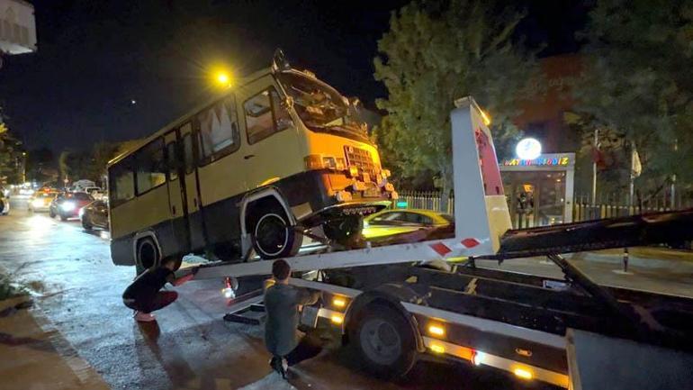 Avcılarda çekiciden düşen minibüs yolda devrildi